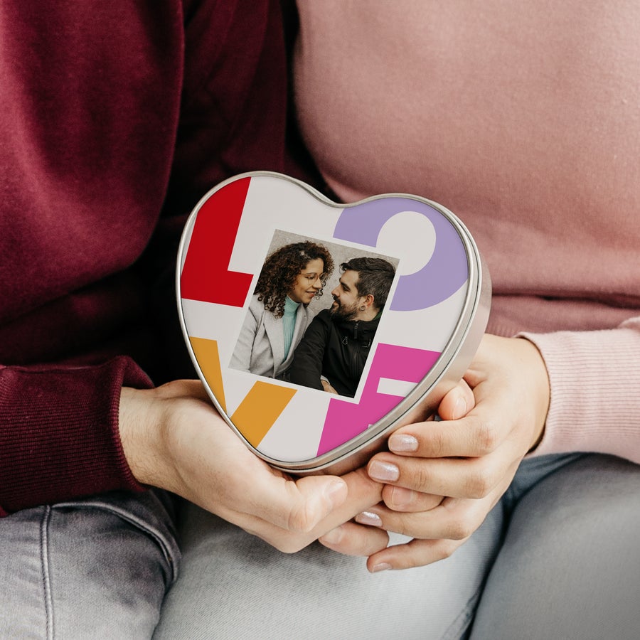 Caixa de lata personalizada Caixa de lata em forma de coração com foto impressa de casal e palavra "Love", um presente personalizado.