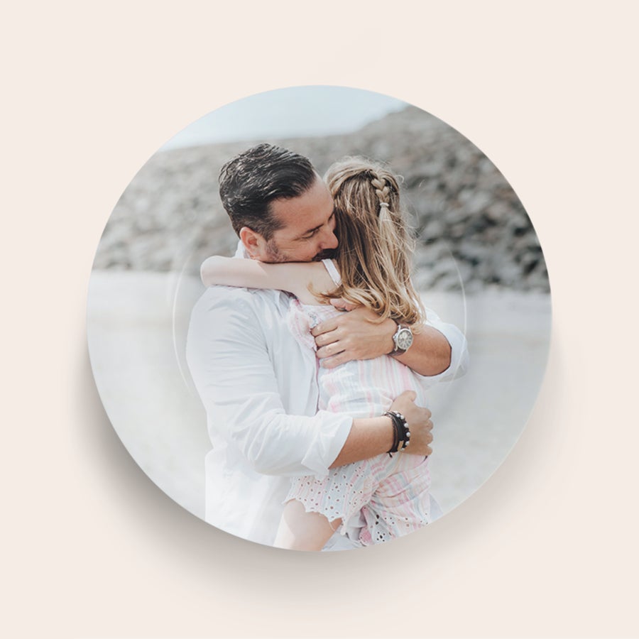 Plato personalizado - Día del Padre  Plato del Día del Padre personalizado con una foto impresa de un hombre y una niña abrazándose.