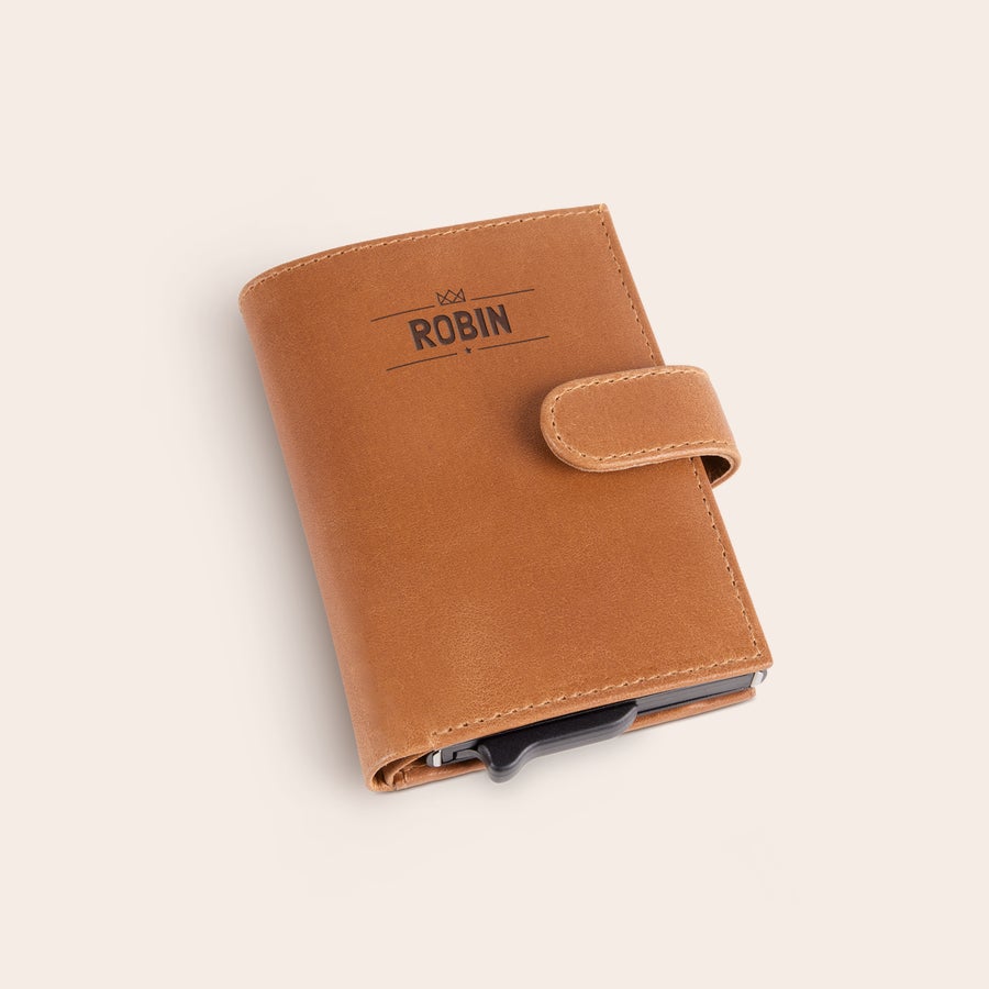 Titular de cartão personalizado Porta-cartões bancários de couro marrom com fecho e o nome "ROBIN" gravado, conveniente para guardar cartões.