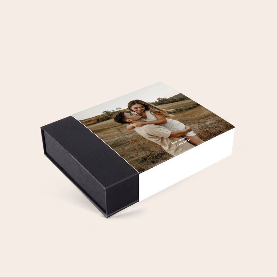 Confezione con Praline di Cioccolato Assortite Scatola nera di cioccolatini deluxe personalizzati con foto di coppia e testo "love since 12.04.2021" stampati