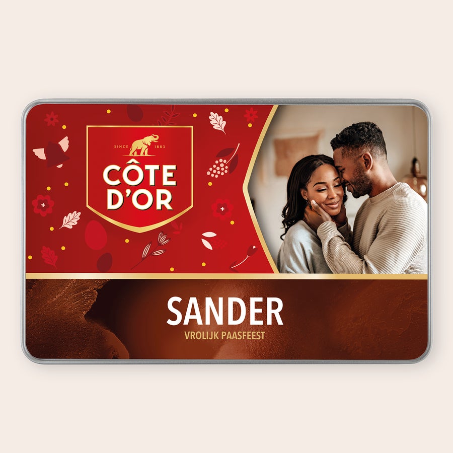Cadeaublik gevuld met Côte d'Or Gepersonaliseerde Côte d’Or Vintage Chocolade Box met naam 'SANDER' en 'VROLIJK PAASFEEST', bedrukt met eigen foto van stel.