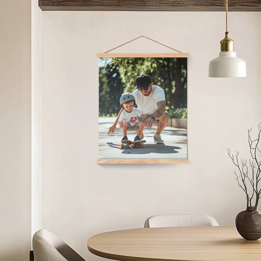 Personalizowany plakat z wieszaczkiem Uwiecznij ulubione wspomnienia w formie plakatu z magnetycznym wieszaczkiem i nadrukowanym zdjęciem ojca z synem.