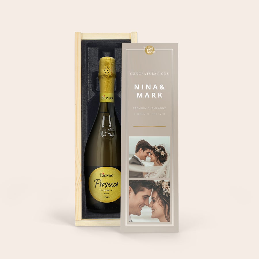 Personalizované prosecco - Riondo Prosecco Spumante Dárkové balení s lahví Riondo Prosecco Spumante a personalizovanou fotografií, jménem Nina a Mark.