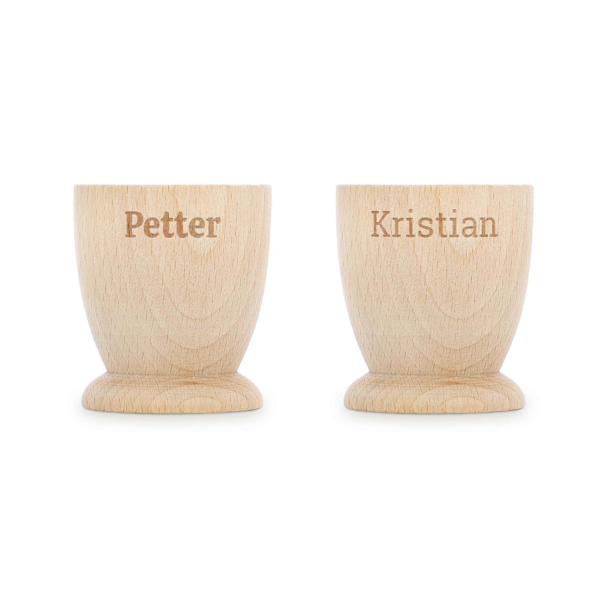 Två personliga äggkoppar i bokträ, en graverad med Petter och den andra med Kristian för att göra frukosten minnesvärd.