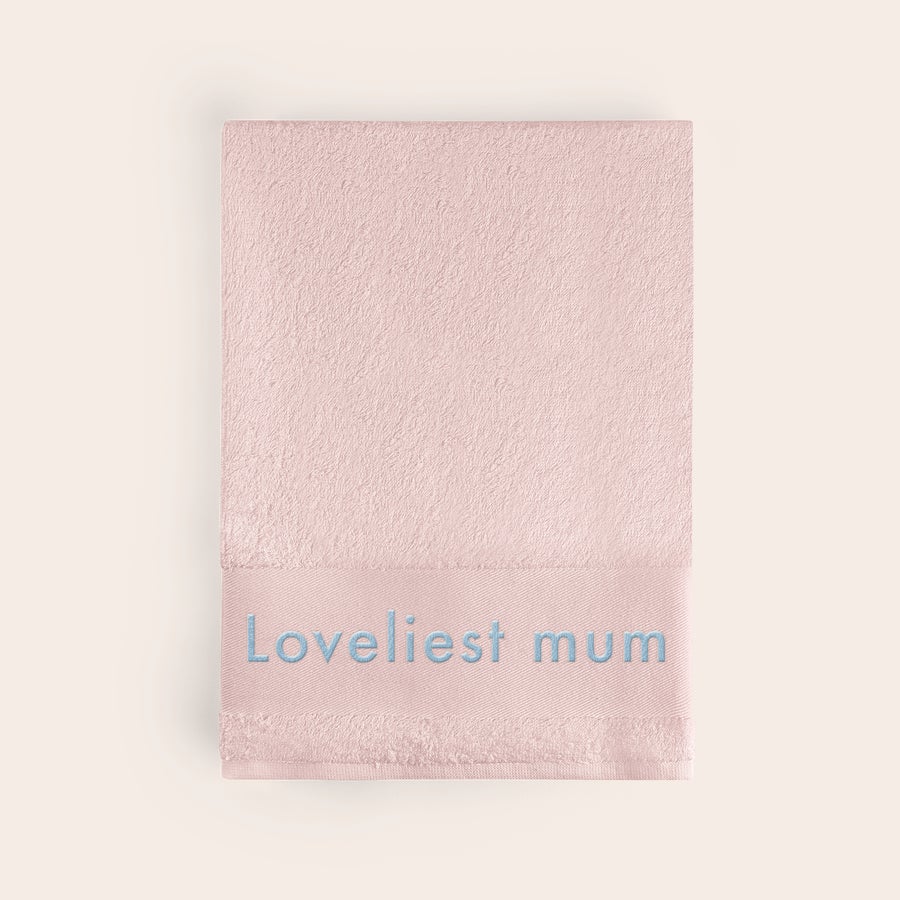 Törölköző szöveggel Rózsaszín egy névre szóló fürdőlepedő hímzett "Loveliest mum" felirattal, személyre szabható ajándék.