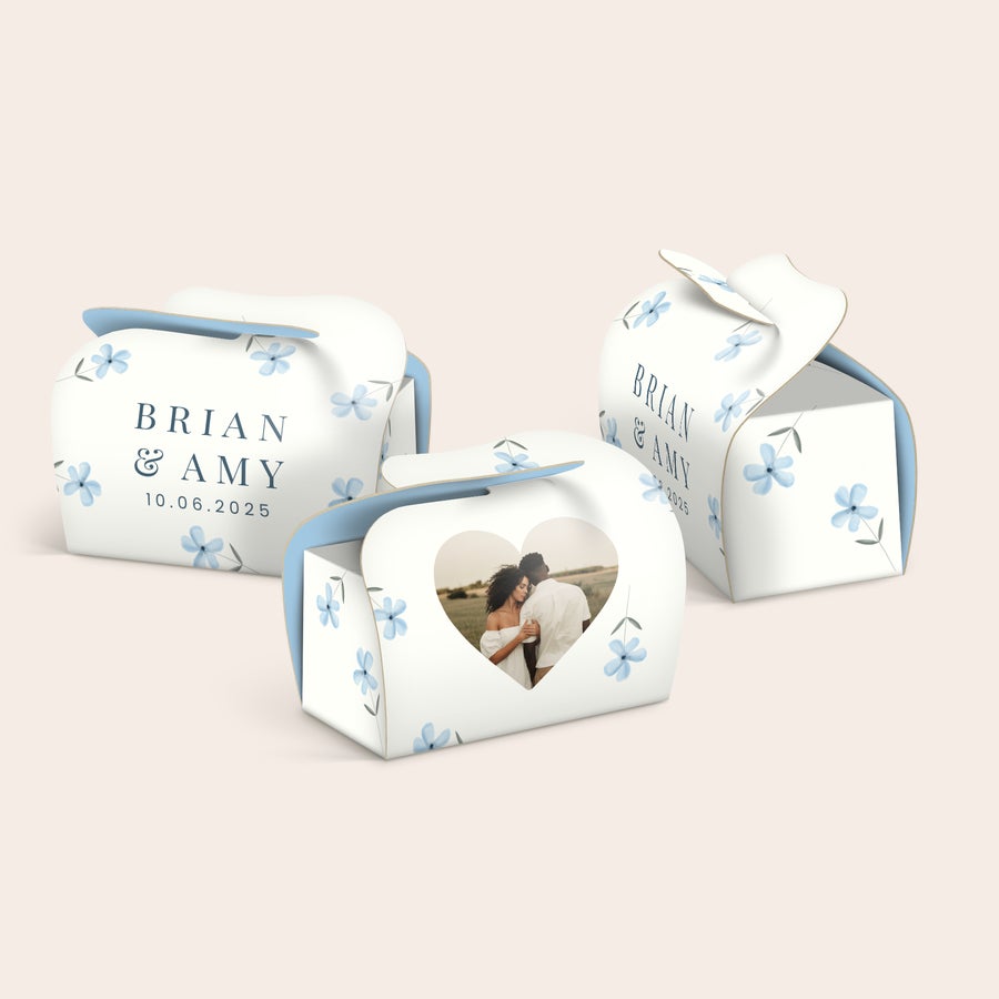 Lembranças Milka Favourites em multipack – personalizadas Caixas de lembrancinhas de papel com padrão floral azul e design impresso de nome e foto. Crie seus próprios momentos doces com os favoritos da Milka dentro.