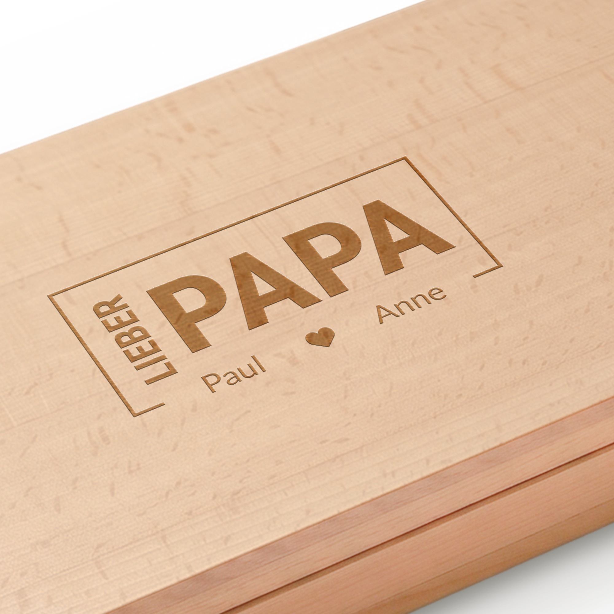 Holzbox mit Gravur "Lieber Papa", personalisiert mit Namen Paul und Anne. Ideal als Hammer in gravierter Holzbox.