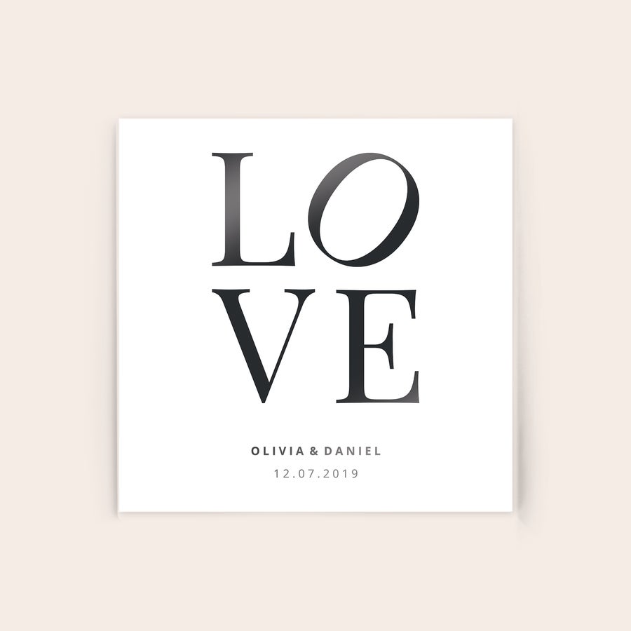 Tableau photo plexiglas Photo sur plexiglas avec impression personnalisée du mot LOVE et des noms Olivia et Daniel avec la date 12.07.2019
