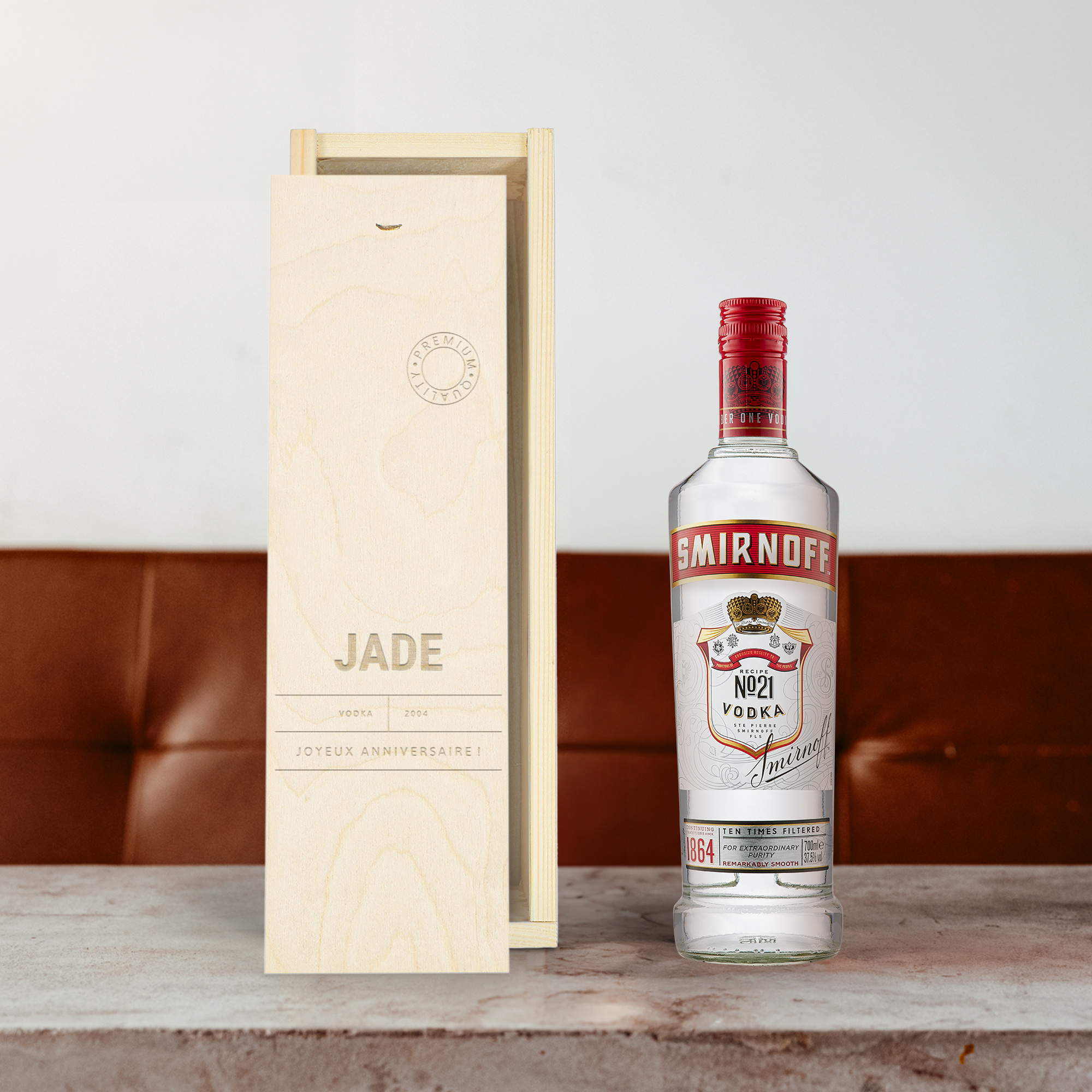 Bouteille de vodka Smirnoff No 21 et coffret personnalisé en bois gravé avec prénom et Joyeux Anniversaire