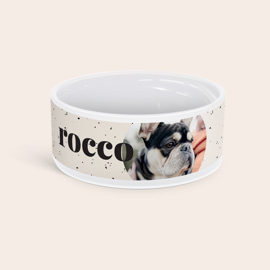 Voerbak keramiek bedrukken Gepersonaliseerde keramische voerbak bedrukt met een foto van een Franse bulldog en de naam Rocco. Maak etenstijd speciaal.