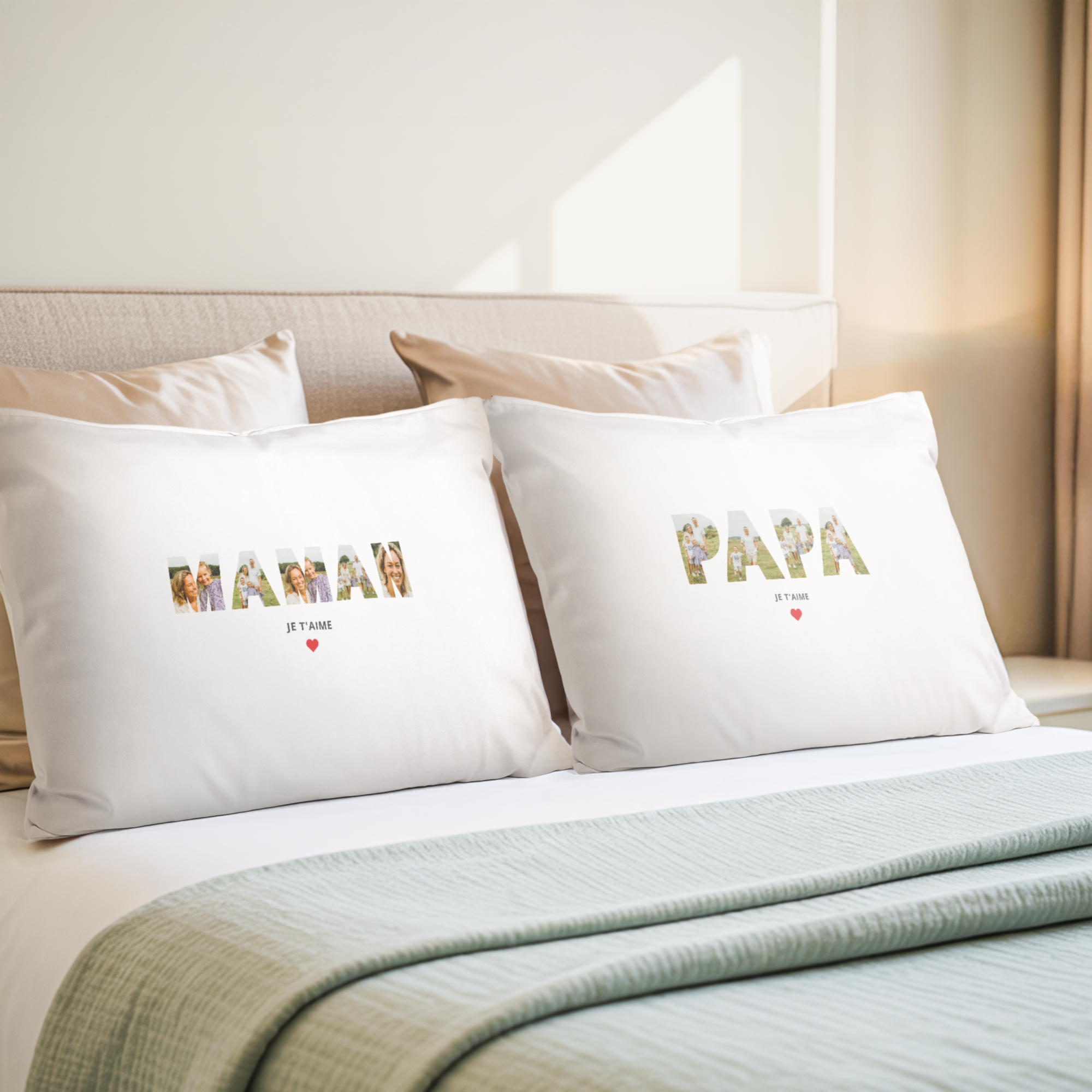Deux coussins d'amour blancs personnalisés avec les mots Maman et Papa en photos et "Je t'aime"