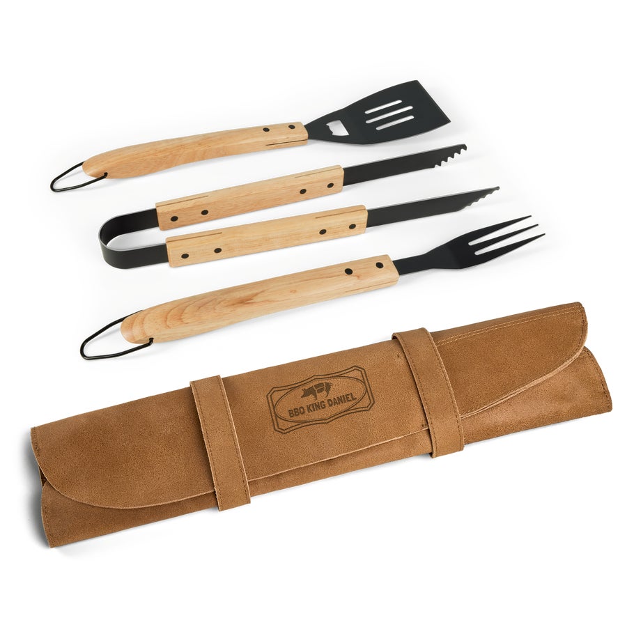 Set de barbacoa en funda de cuero con nombre Set de barbacoa en funda de cuero con nombre