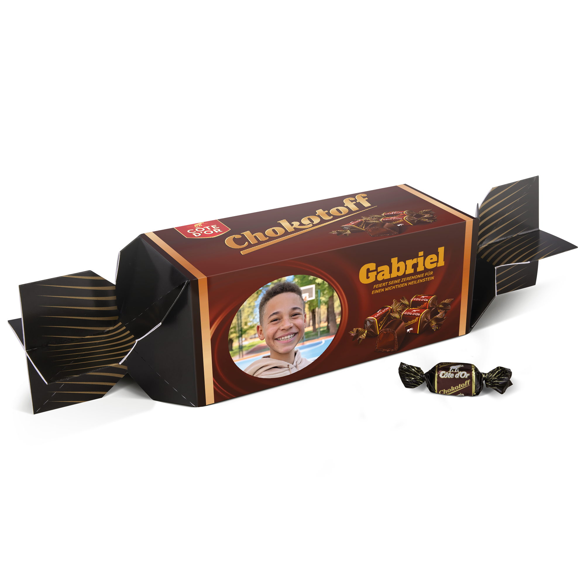 Riesen Chokotoff personalisieren mit Namen & Foto. Eine personalisierte Geschenkbox in braun und schwarz, bedruckt mit einem lächelnden Jungen und dem Namen Gabriel.