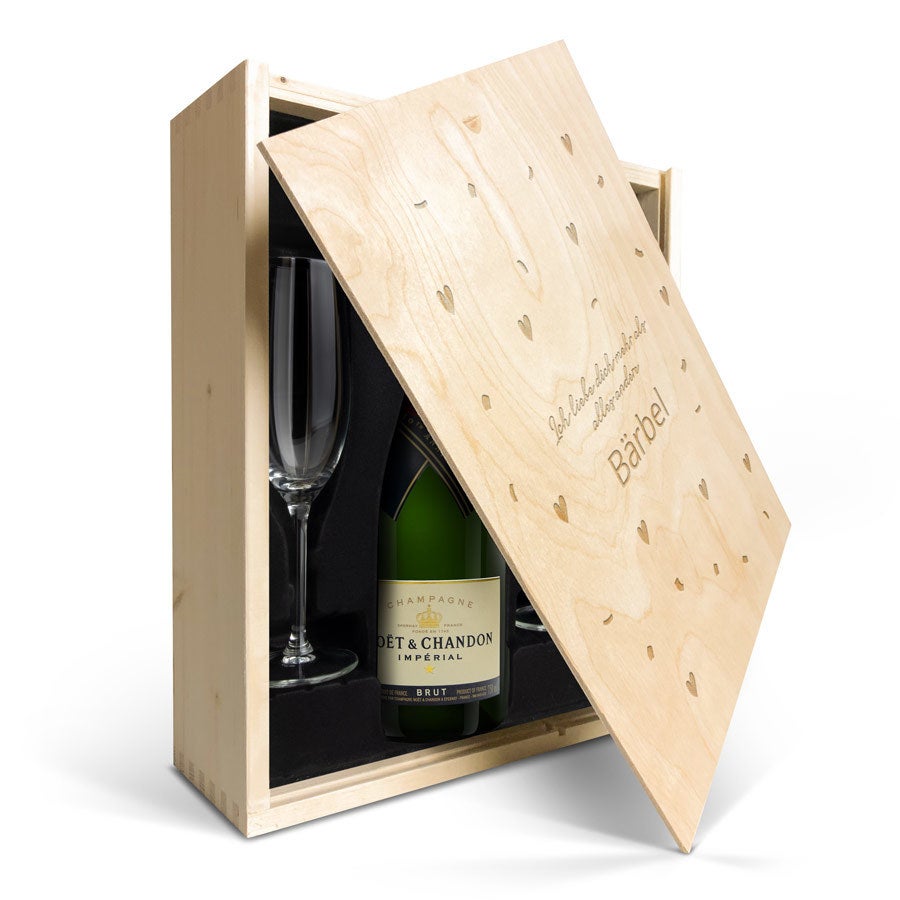Moët Chandon Brut Champagner Geschenk mit Gläsern und Holzkiste mit Gravur  - Onlineshop YourSurprise