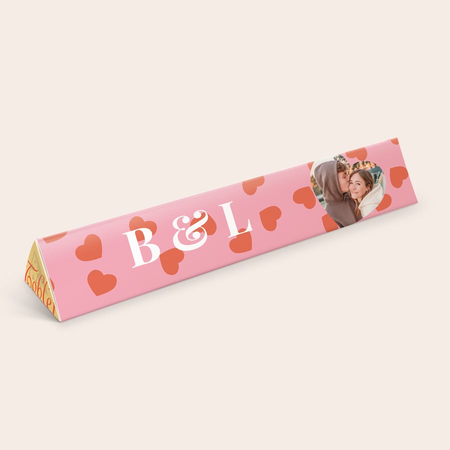 Barul Toblerone Bar personalizat XXL Toblerone roz, cu o fotografie de cuplu si initialele B & L, imprimat cu o poza si text personalizat