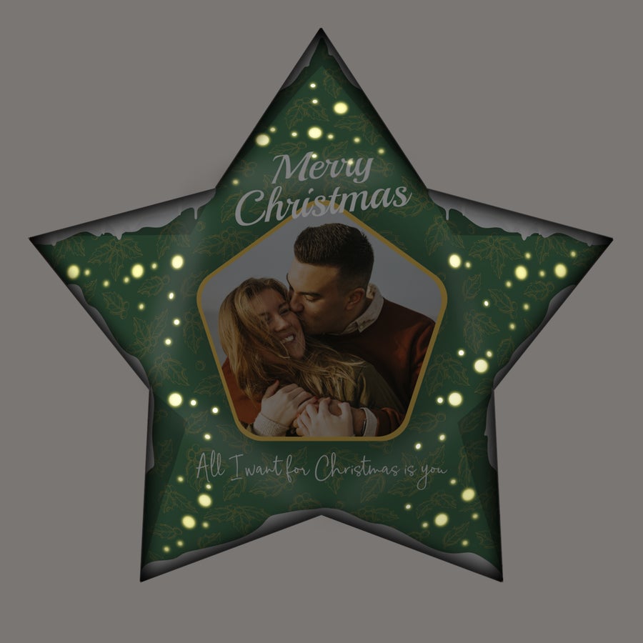 Papieren Kerstster personaliseren DIY - 42.5 cm - met lampjes Groene papieren DIY kerstster met "Merry Christmas" en een geprinte foto van een stel, verlicht de feestdagen.