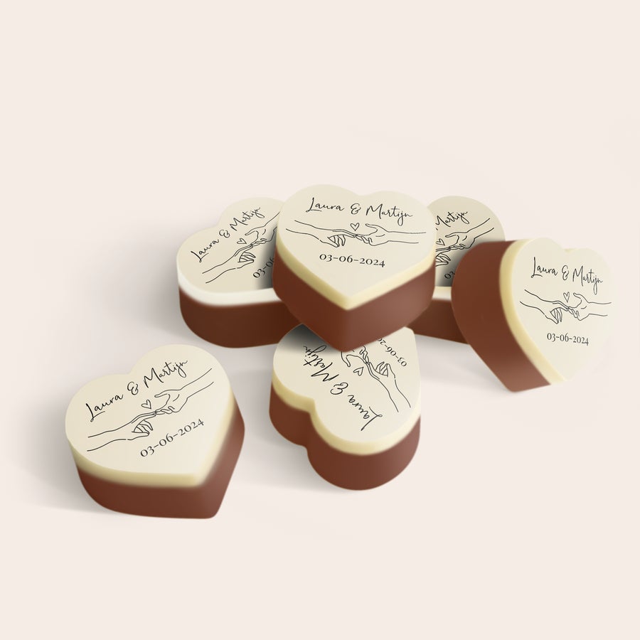 Chocolade hartjes met foto Een heerlijke verrassing, hartvormige chocolade bonbons met foto van handen en de namen Laura & Martijn, en de datum 03-06-2024.