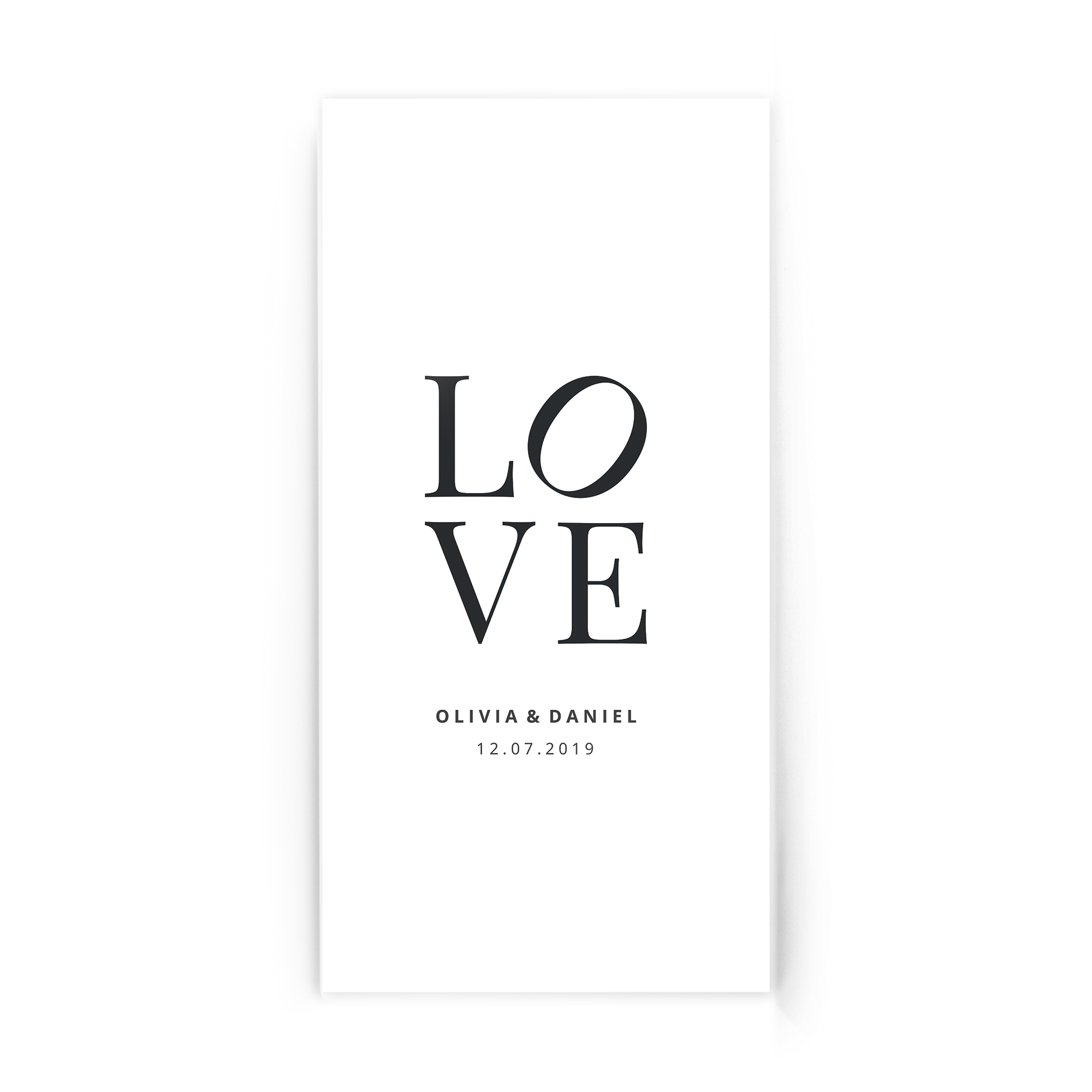 Akryylilevy, jossa on teksti "LOVE", nimet Olivia & Daniel ja päivämäärä 12.07.2019, tulostettuna suoraan. Kuolenna unohtumattomimpia hetkiäsi ainutlaatuisella tavalla akryylilevyllä!