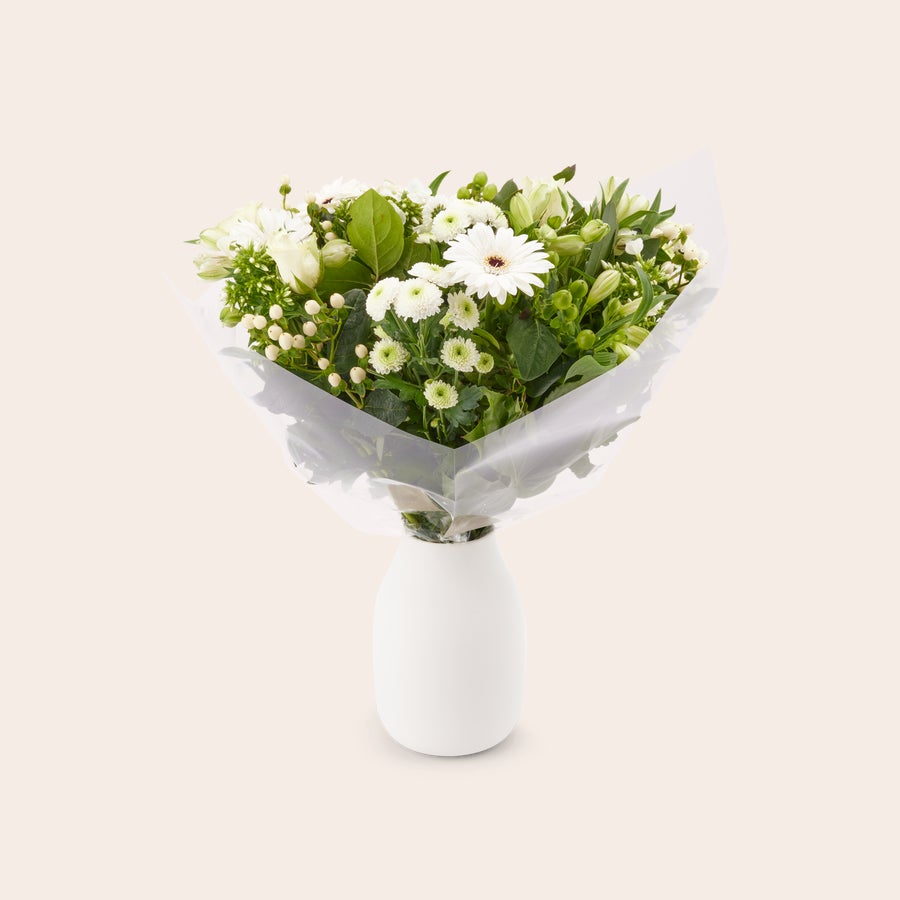 Witte boeket Boeket van diverse witte bloemen, waaronder rozen en gerbera's, in een cadeaudoos met cadeaukaartje.
