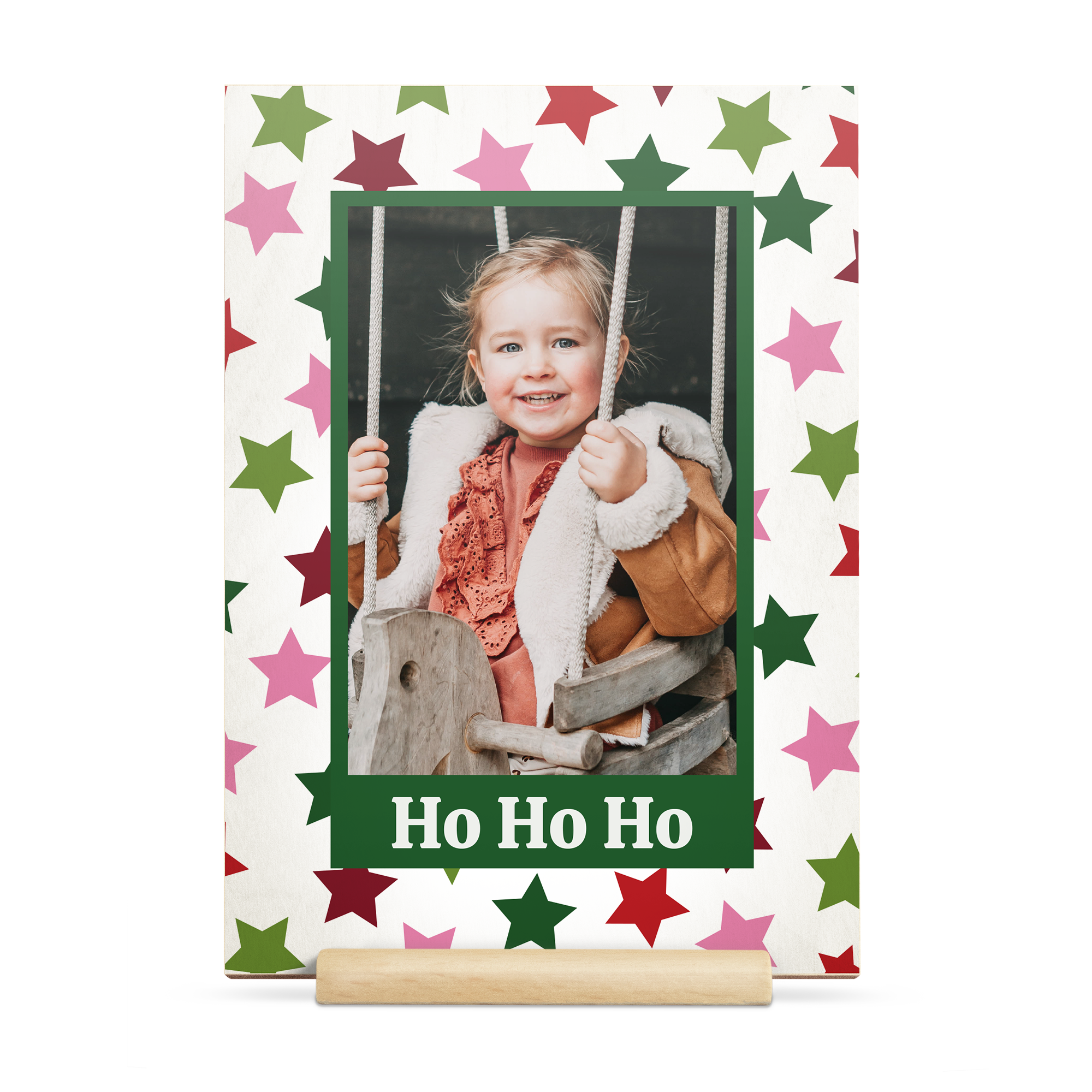 Cartolina natalizia personale in legno con foto stampata di bambina e testo Ho Ho Ho su sfondo a stelle colorate