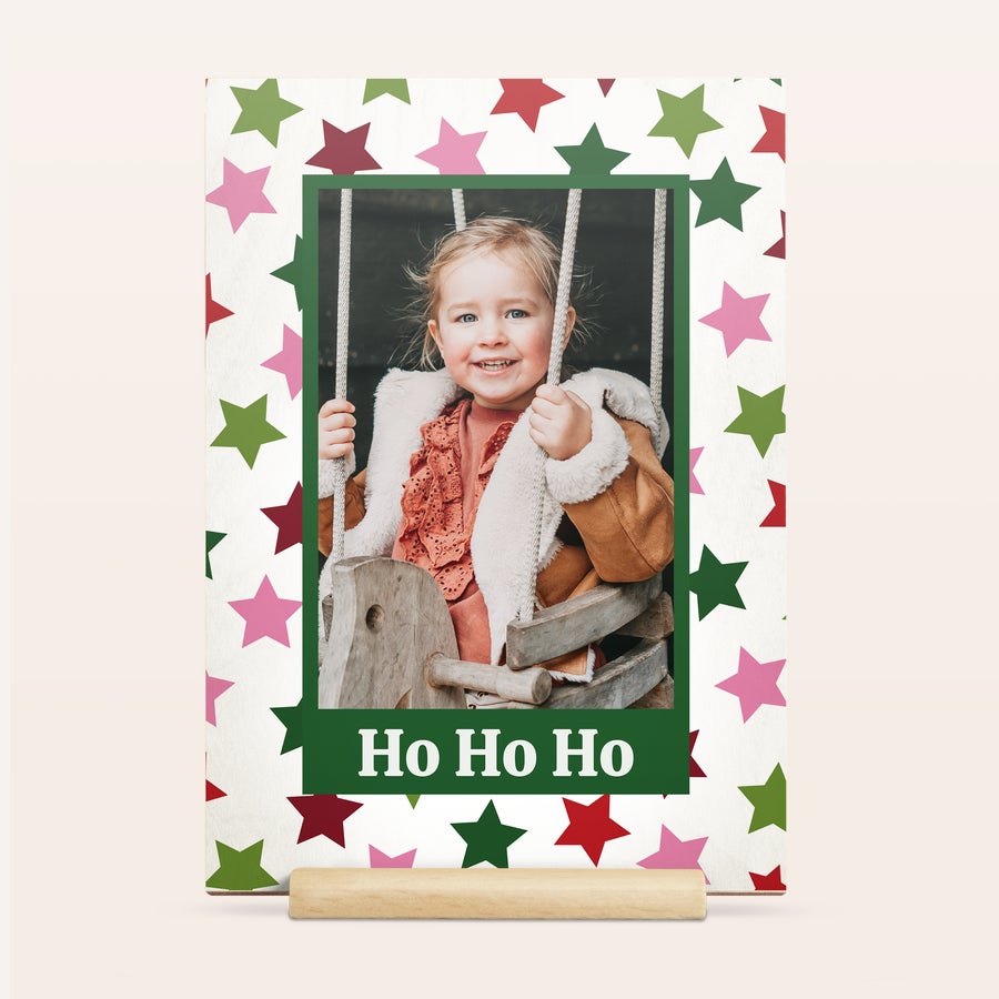 Felicitare de Crăciun foto din lemn Felicitare personală din lemn cu fotografie imprimată Ho Ho Ho, decorată cu steluțe colorate de Crăciun și suport din lemn