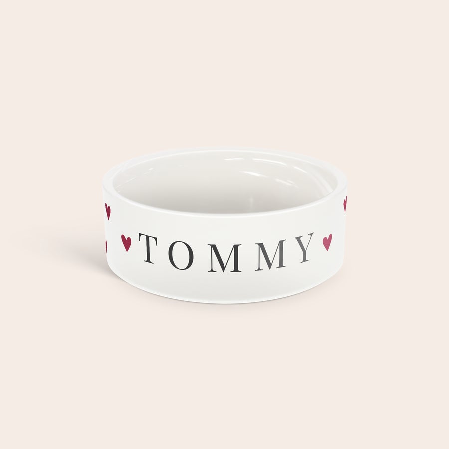 Voerbak keramiek bedrukken Witte keramische gepersonaliseerde voerbak met de naam 'Tommy' en hartjes geprint, maakt etenstijd speciaal.