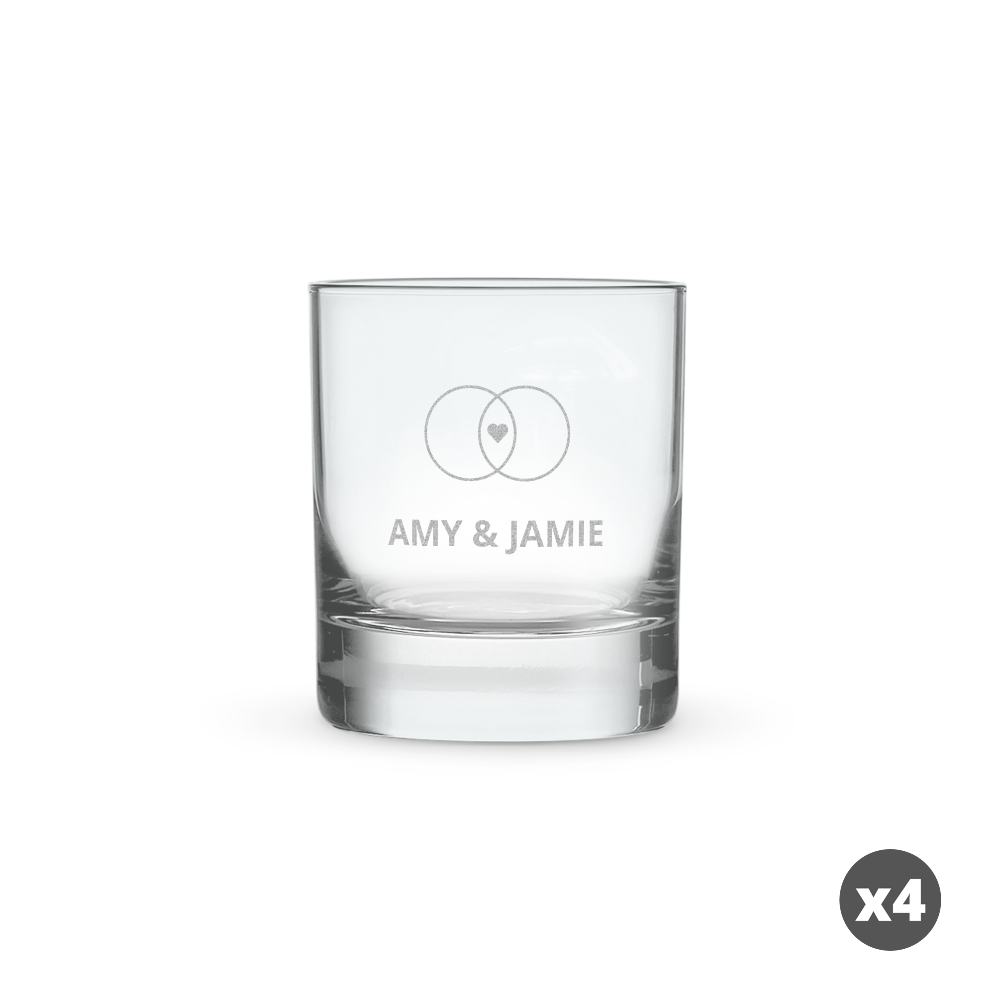 Set de 4 vasos para licor grabados con los nombres Amy & Jamie y dos anillos entrelazados con un corazón.