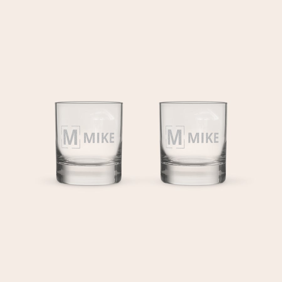 Whisky personnalisé - YourSurprise Deux verres à whisky personnalisés avec le nom Mike gravé, un cadeau boisson idéal.