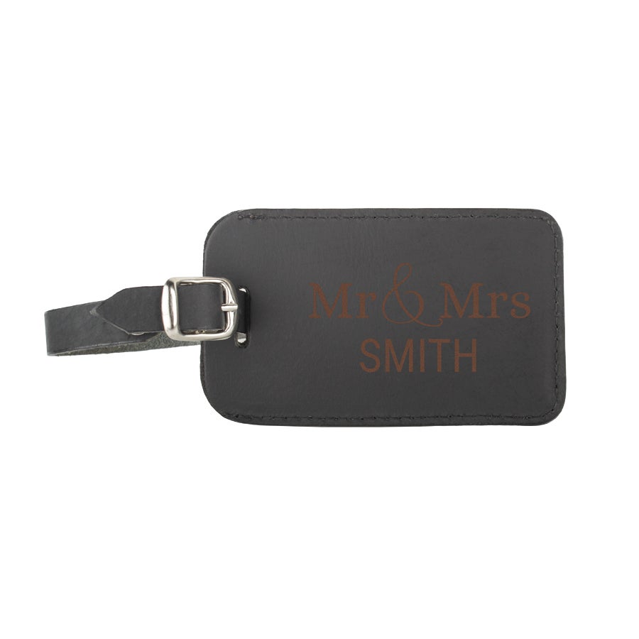 Czarna przywieszka bagażowa z grawerowanym tekstem Mr & Mrs Smith do spersonalizowania własnym imieniem
