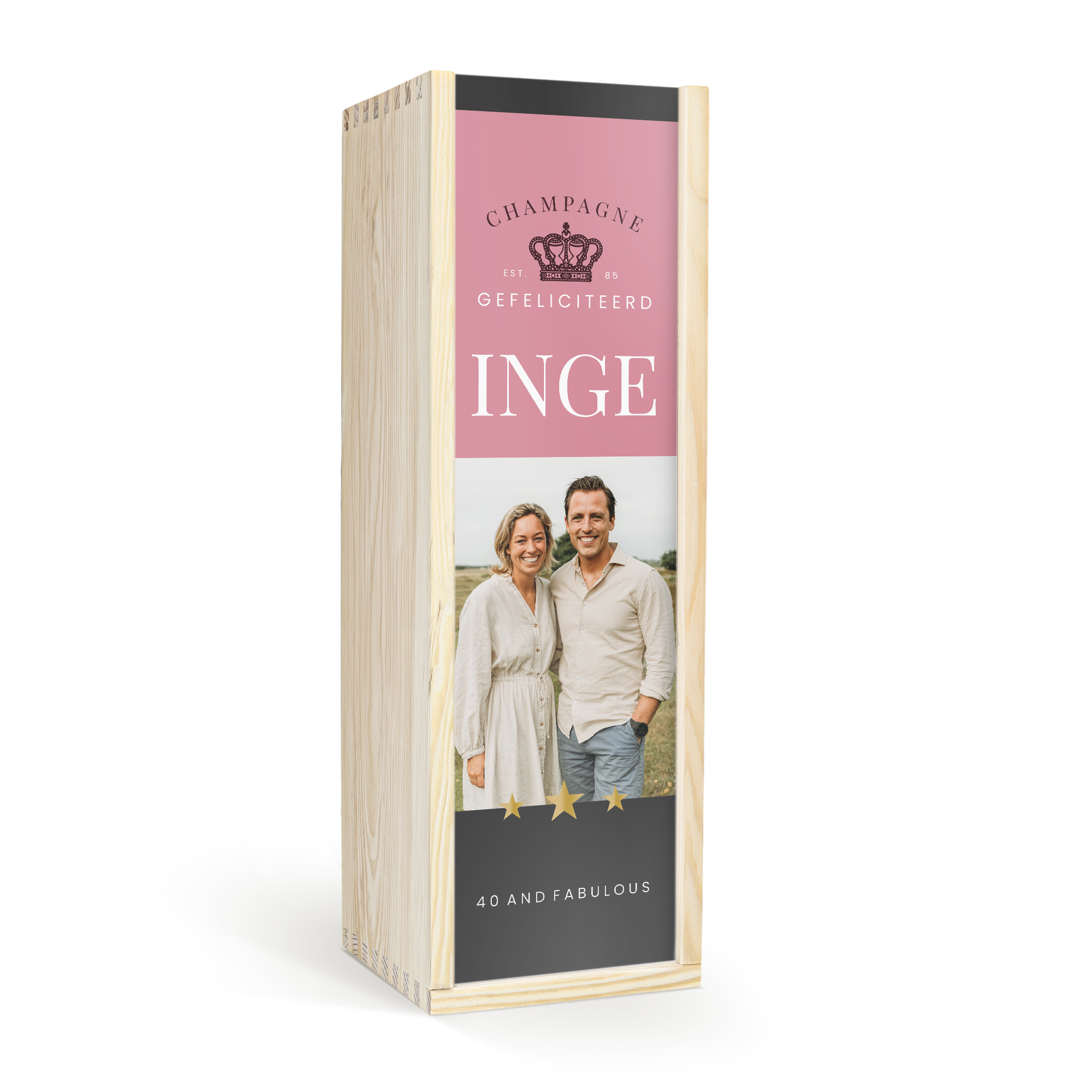 Houten champagnekist met gepersonaliseerde roze deksel, daarop staat: "CHAMPAGNE", "GEFELICITEERD", "INGE" en een foto van twee personen, samen met de tekst "40 AND FABULOUS".