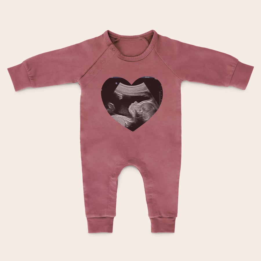 Babystrampler bedrucken Babystrampler in Dunkelrot mit Herzförmigem Ultraschallbild bedruckt. Dieser Babystrampler ist eine tolle Überraschung.