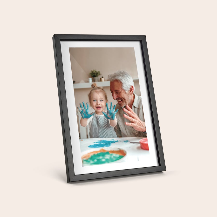 Foto enmarcado Póster personalizado con foto de abuelo y nieta, con las manos manchadas de pintura azul, impreso en alta calidad y con marco de madera de roble negro.