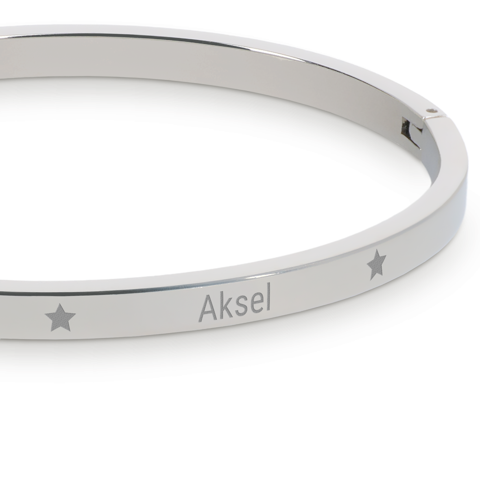Sølvfarvet armbånd med indgravering af navnet Aksel og stjerner, et personligt bangle armbånd der kan tilpasses med valgfri tekst.