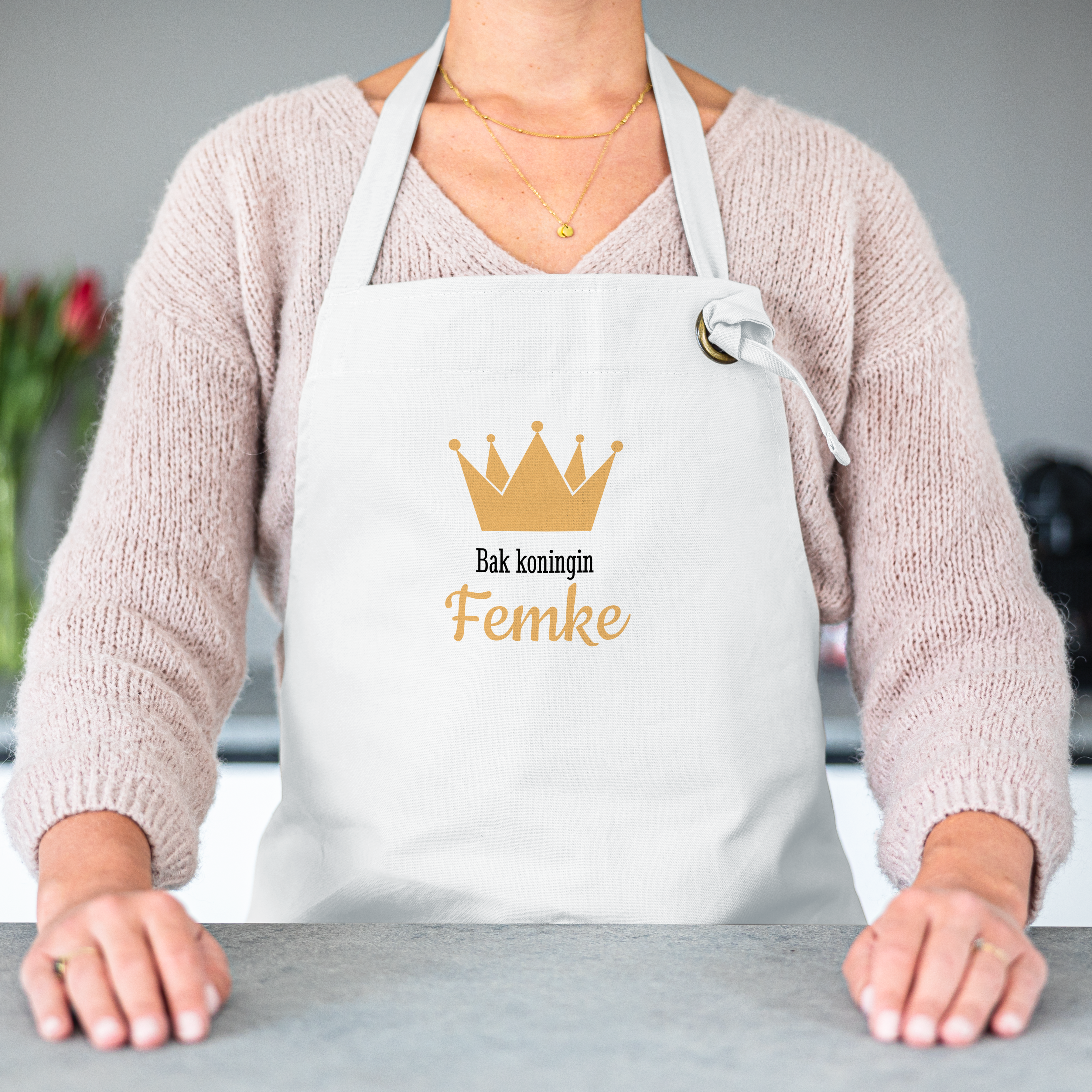 Wit gepersonaliseerd schort met gouden kroon en de tekst Bak koningin Femke, een persoonlijk schort