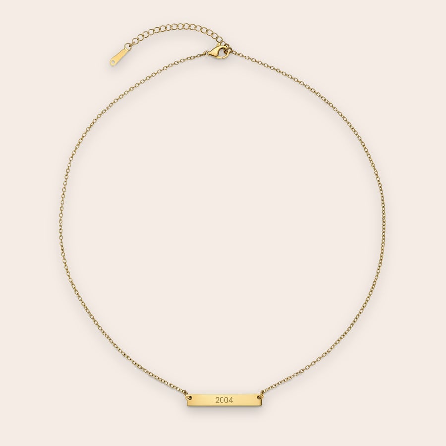 Barrenkette mit Gravur Goldene Kette mit Name, personalisiert mit Gravur der Jahreszahl 2004 auf der rechteckigen Plakette.