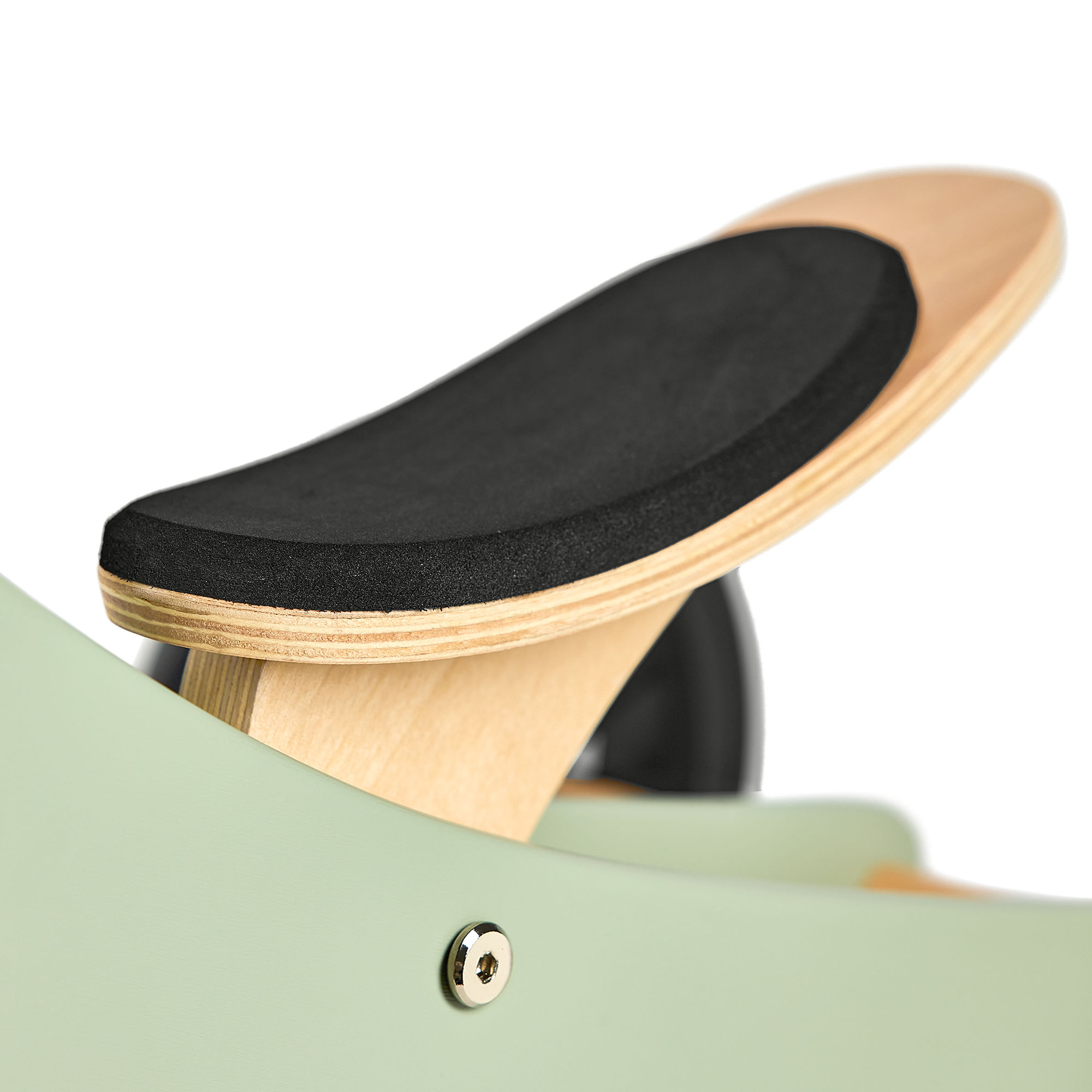 Groene driewieler met een houten zitting en zwart antislipkussen, gegraveerd met naam