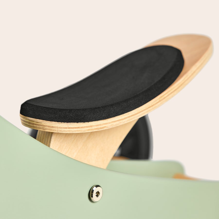 Triciclo in Legno Inciso  Sella del triciclo in legno con parte superiore imbottita nera un sella verde pastello, per sfreccia su questo super triciclo personalizzato con nome