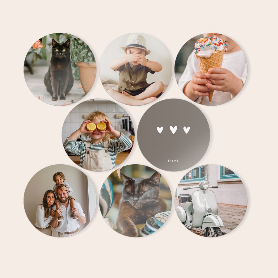 Pannelli Murali Personalizzati Pannelli in legno rotondi con sette foto personalizzate e la scritta LOVE, ideali per decorare la tua parete con pannelli in legno con il tuo design.