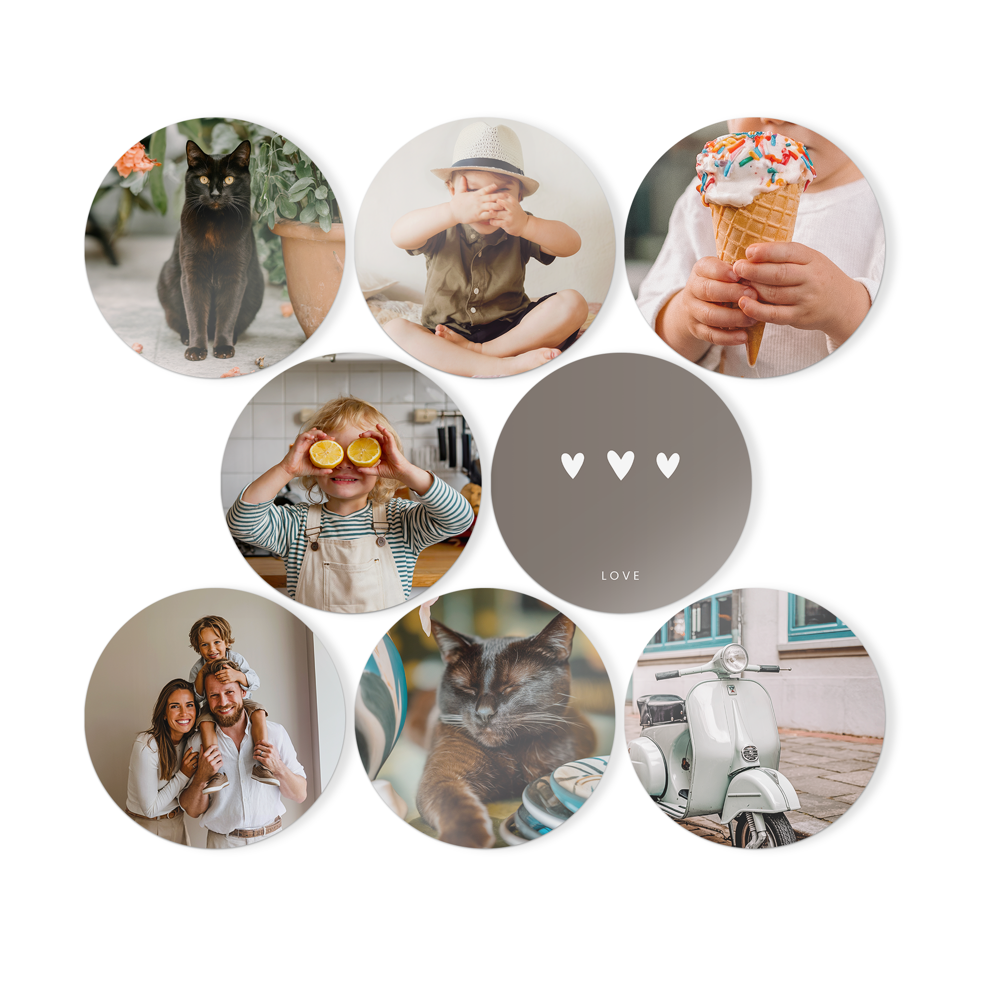 Runde treveggkunstpaneler med trykt fotokollasje av familieminner og tre hvite hjerter med LOVE-tekst.