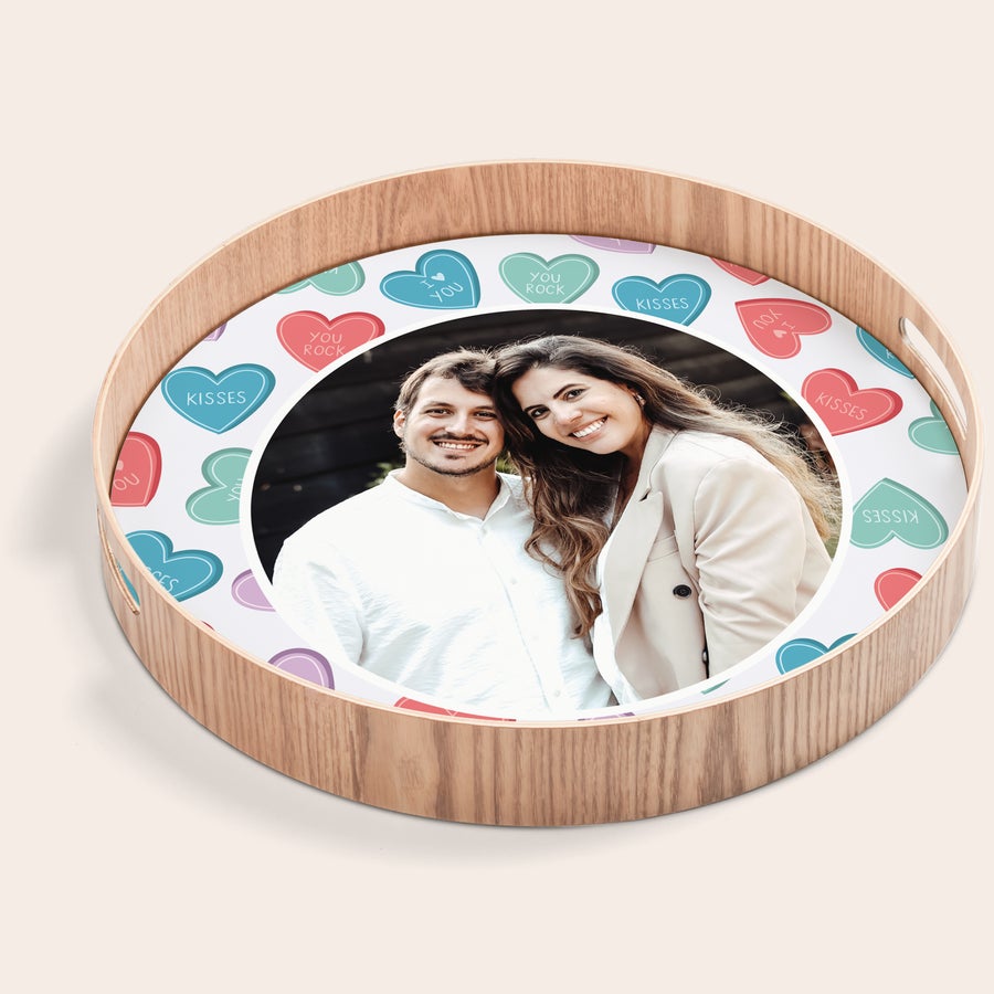 Rond dienblad bedrukken Rond dienblad met houten frame, bedrukt met een foto van een stel en vrolijke hartjes, ideaal om de lekkerste ontbijtjes op te serveren.