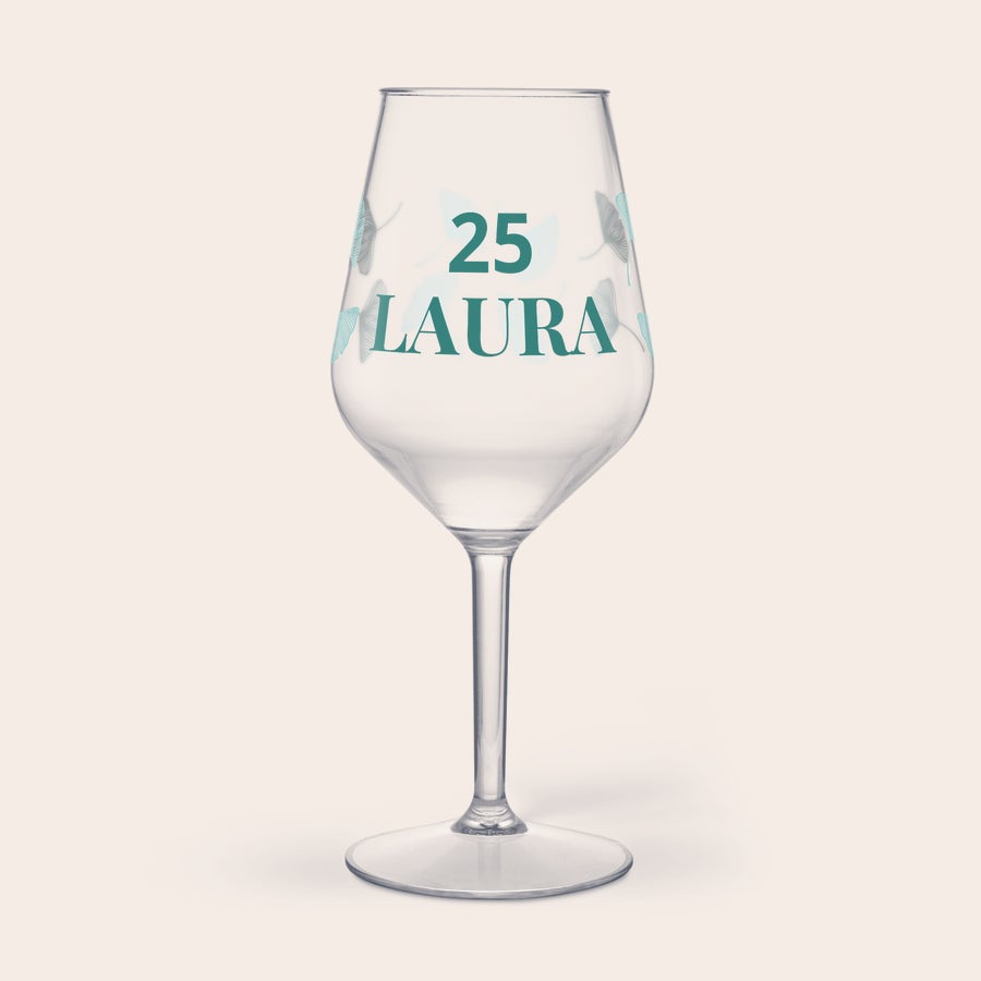 Copo de Vinho Estampado Copo de vinho personalizado com o nome Laura e o número 25, ideal para surpreender o seu amante de vinho