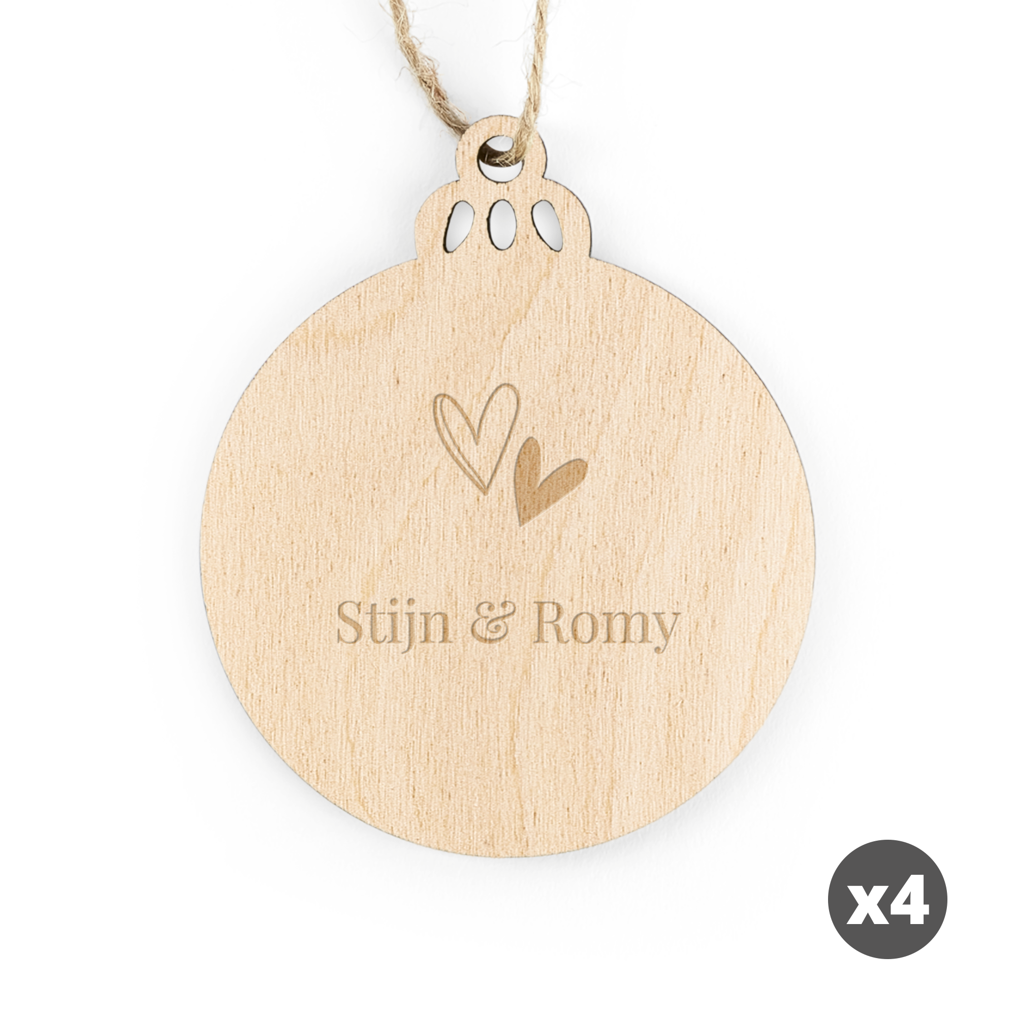Houten kerstbal met "Stijn & Romy" gegraveerd, een van de gegraveerde houten balvormige kersthangers met naam.