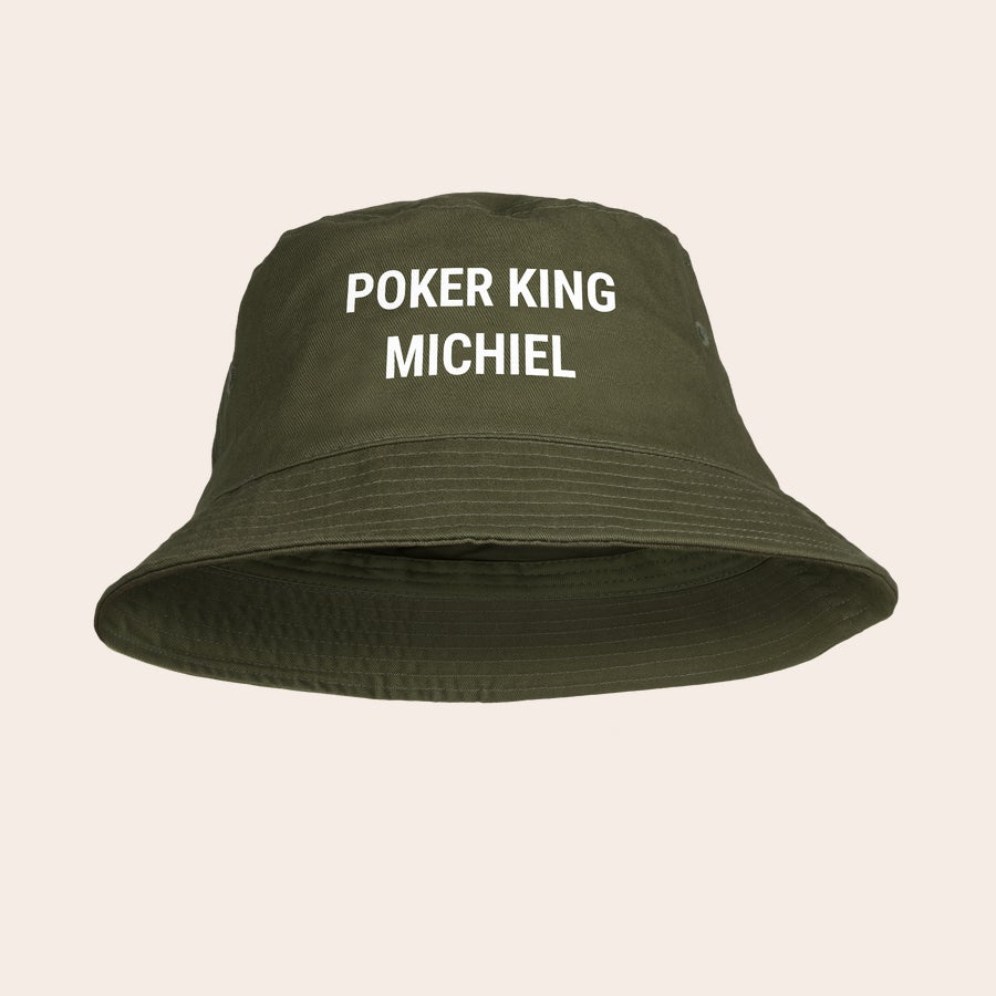 Bucket hat bedrukken Groene zonnehoed bedrukt met witte tekst "POKER KING MICHIEL", jij bepaalt de naam en foto