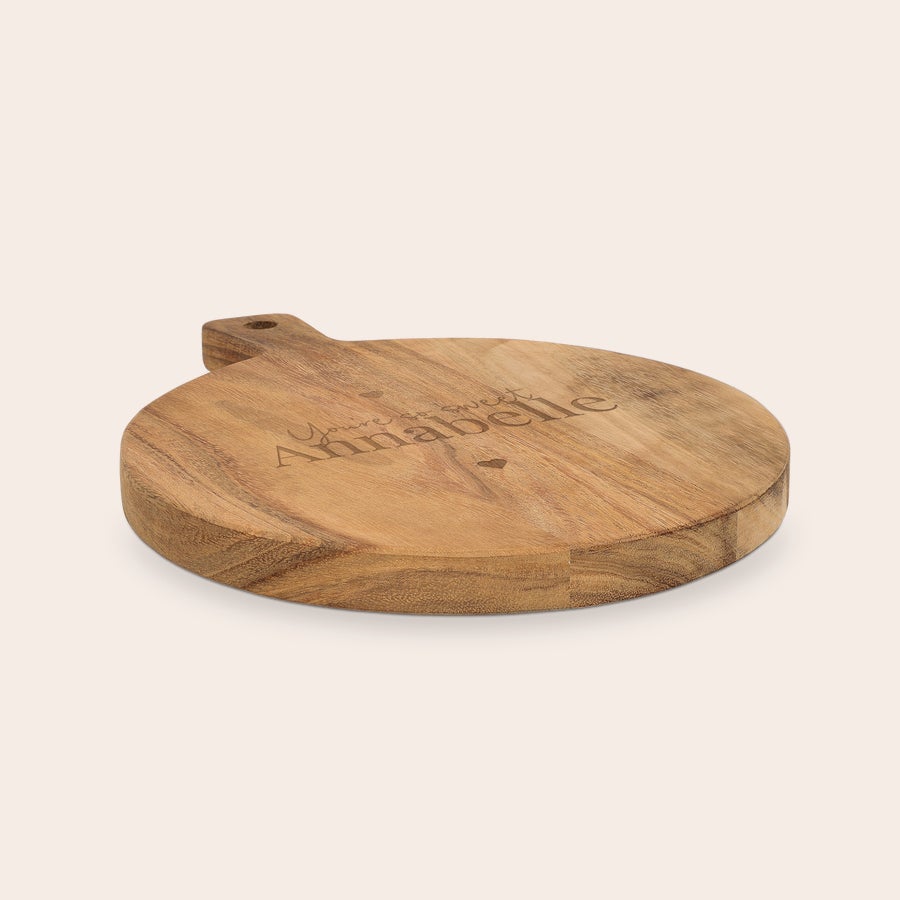Tagliere per Aperitivo Personalizzato Piatto da portata in legno rotondo con manico, inciso con la frase "You're so sweet Annabelle" e cuori per i tuoi snack preferiti