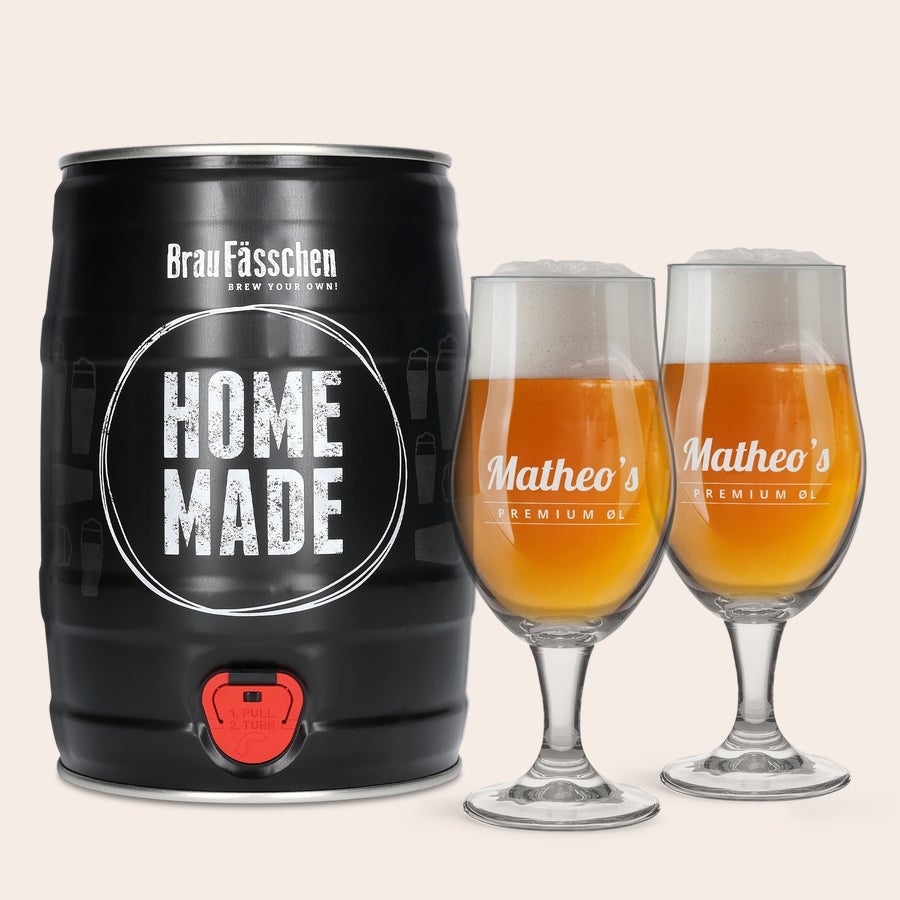 Hjemmebryg tønde med 2 glas med indgravering Hjemmebryggersæt til øl-entusiaster med en sort bryggetønde og to Royal Leerdam glas indgraveret med Matheos Premium Øl