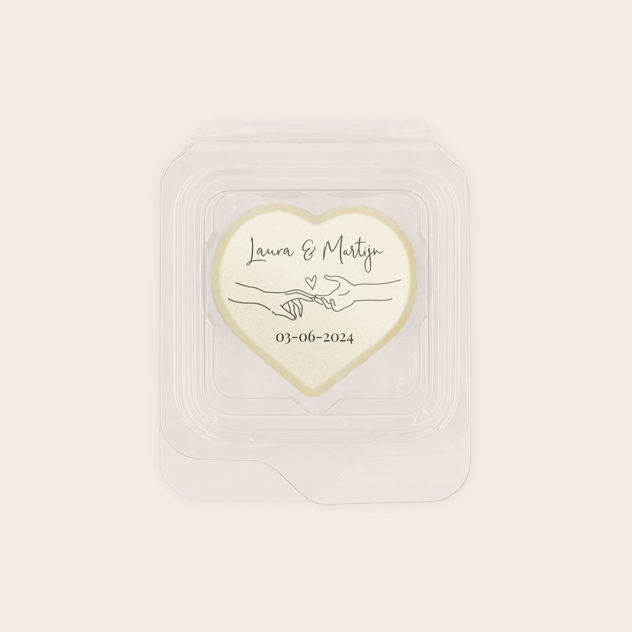 Chocolade traktatie met foto Witte hartvormige fotopraline met bedrukking van namen en datum, verpakt in plastic blister.
