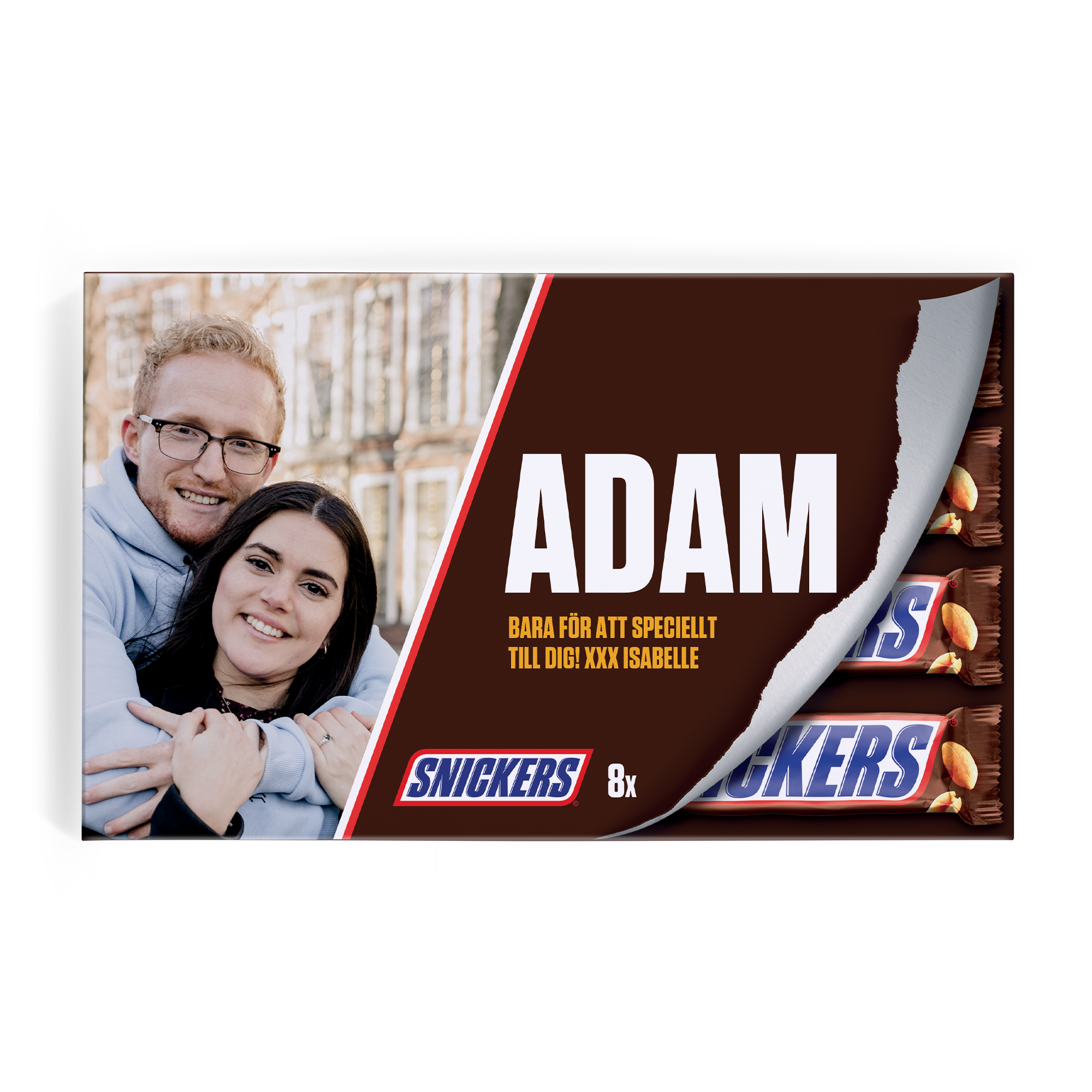 Personlig Snickers presentförpackning med foto av par och namnet Adam tryckt på framsidan