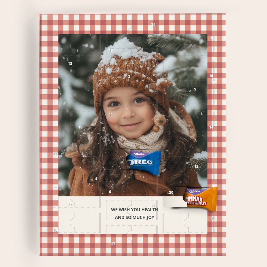Calendário do Advento - Milka Favourites Calendário do advento personalizado com foto impressa de criança, chocolates Milka e a frase "WE WISH YOU HEALTH AND SO MUCH JOY" para fazer a contagem regressiva para o Natal