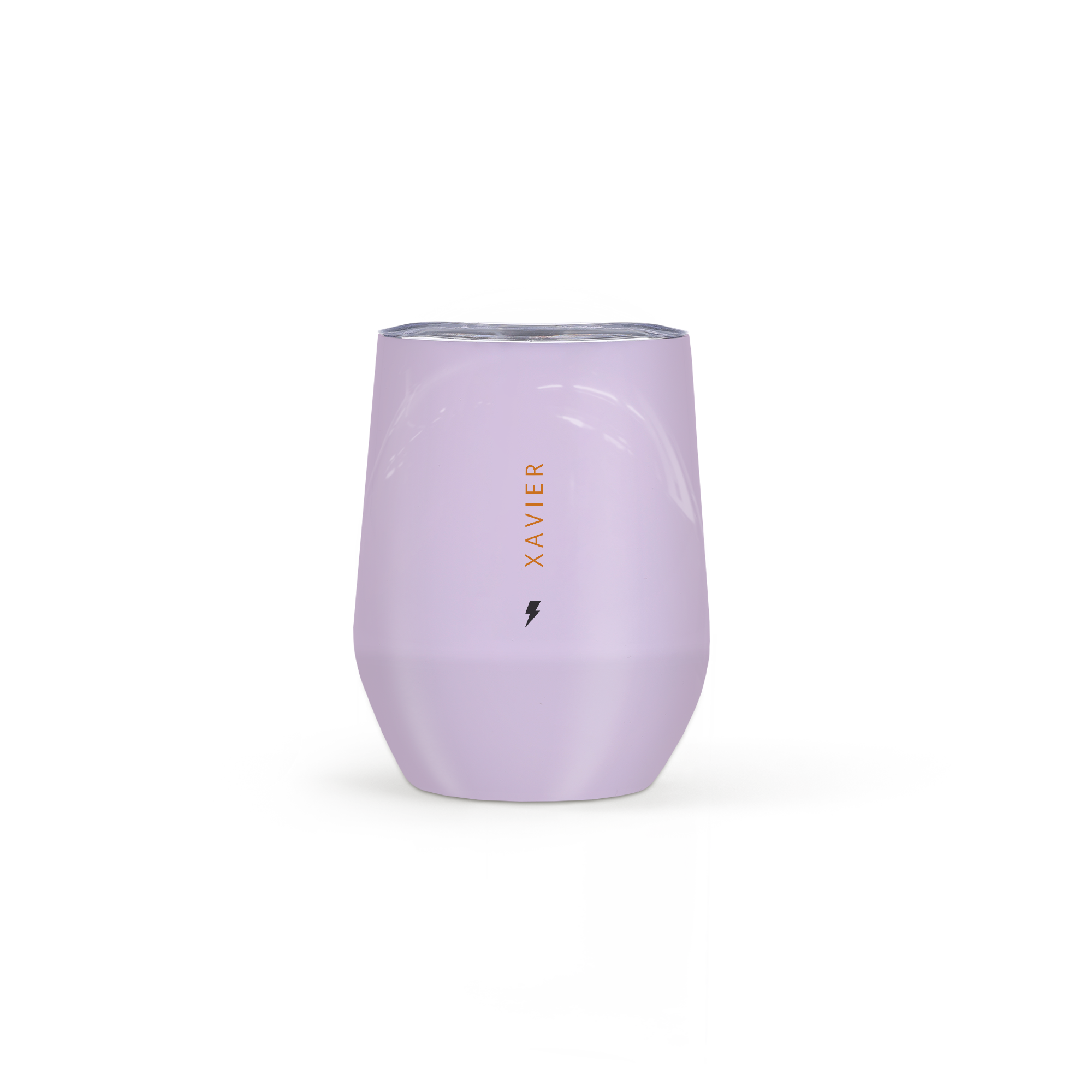 Tasse de voyage personnalisée violette avec couvercle, texte Xavier et un éclair imprimés