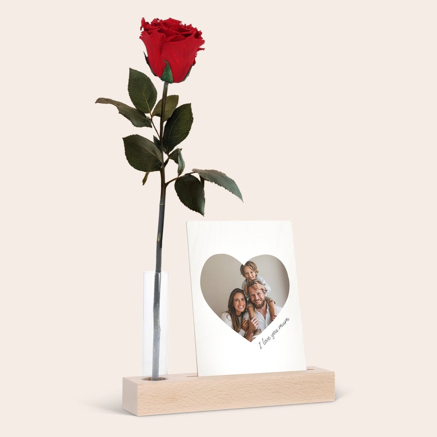 Rosa infinita con soporte para fotos Rosa infinita roja en jarrón de cristal con soporte de madera personalizado. Incluye foto impresa de familia y texto "I love you mum".